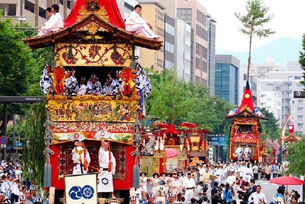 kinh nghiệm đi mùa thu nhật bản - lễ hội Takayama Matsuri
