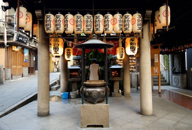 Khu phố cổ kính Hozenji Yokocho
